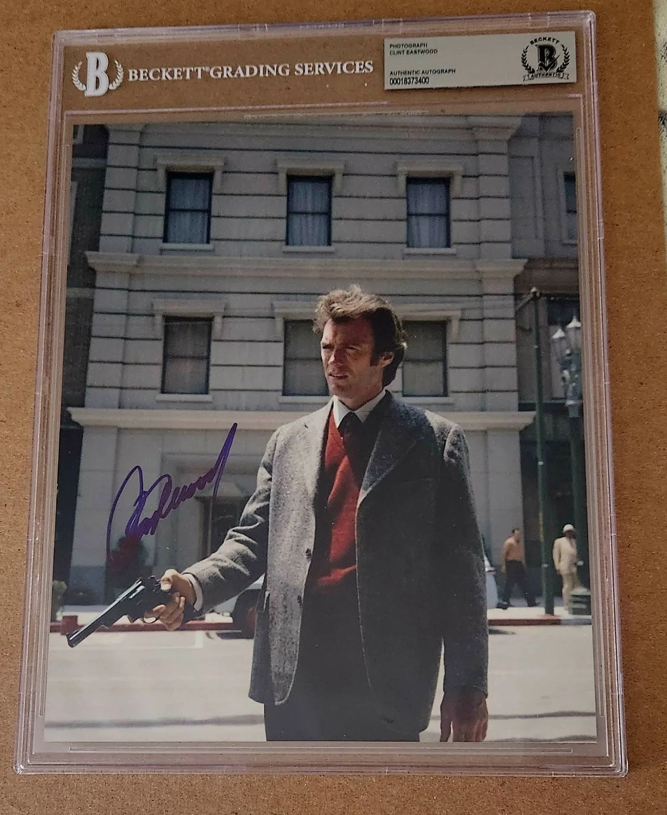 Clint Eastwood — CLINT EASTWOOD AUTOGRAPHED SIGNED DIRTY HARRY PHOTO LOA BECKETT AUTHENTIC SEALED, изображение 2