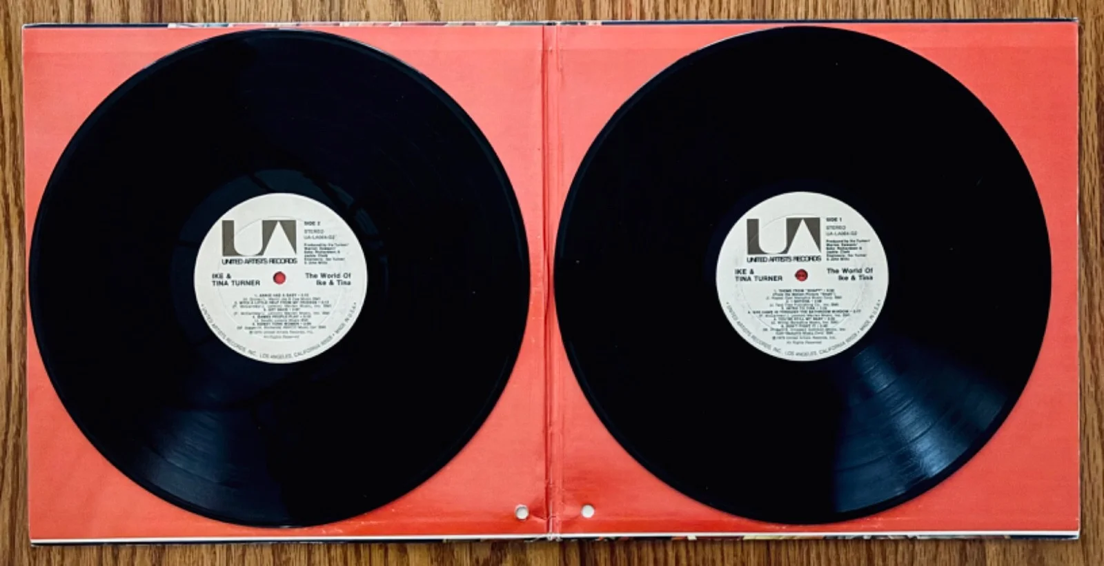 TINA TURNER Signed THE WORLD OF IKE & TINA LIVE! 2 Albums~Sex Symbol~Proud Mary, изображение 4