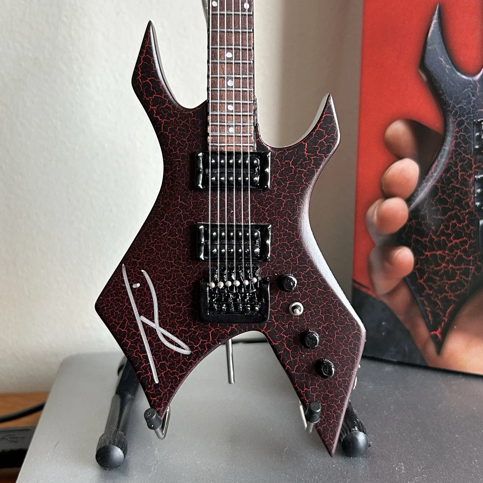 Joseph Quinn Autograph Signed Stranger Things Eddie Munson’s Mini Guitar, изображение 2