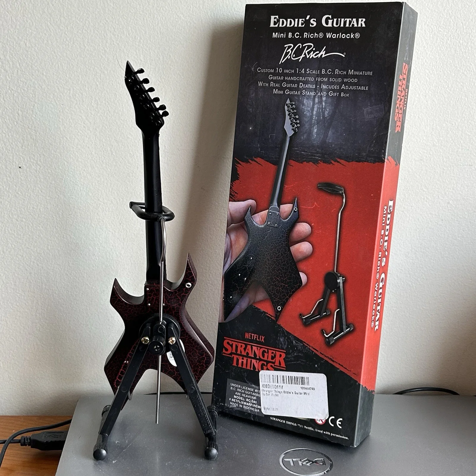Joseph Quinn Autograph Signed Stranger Things Eddie Munson’s Mini Guitar, изображение 3