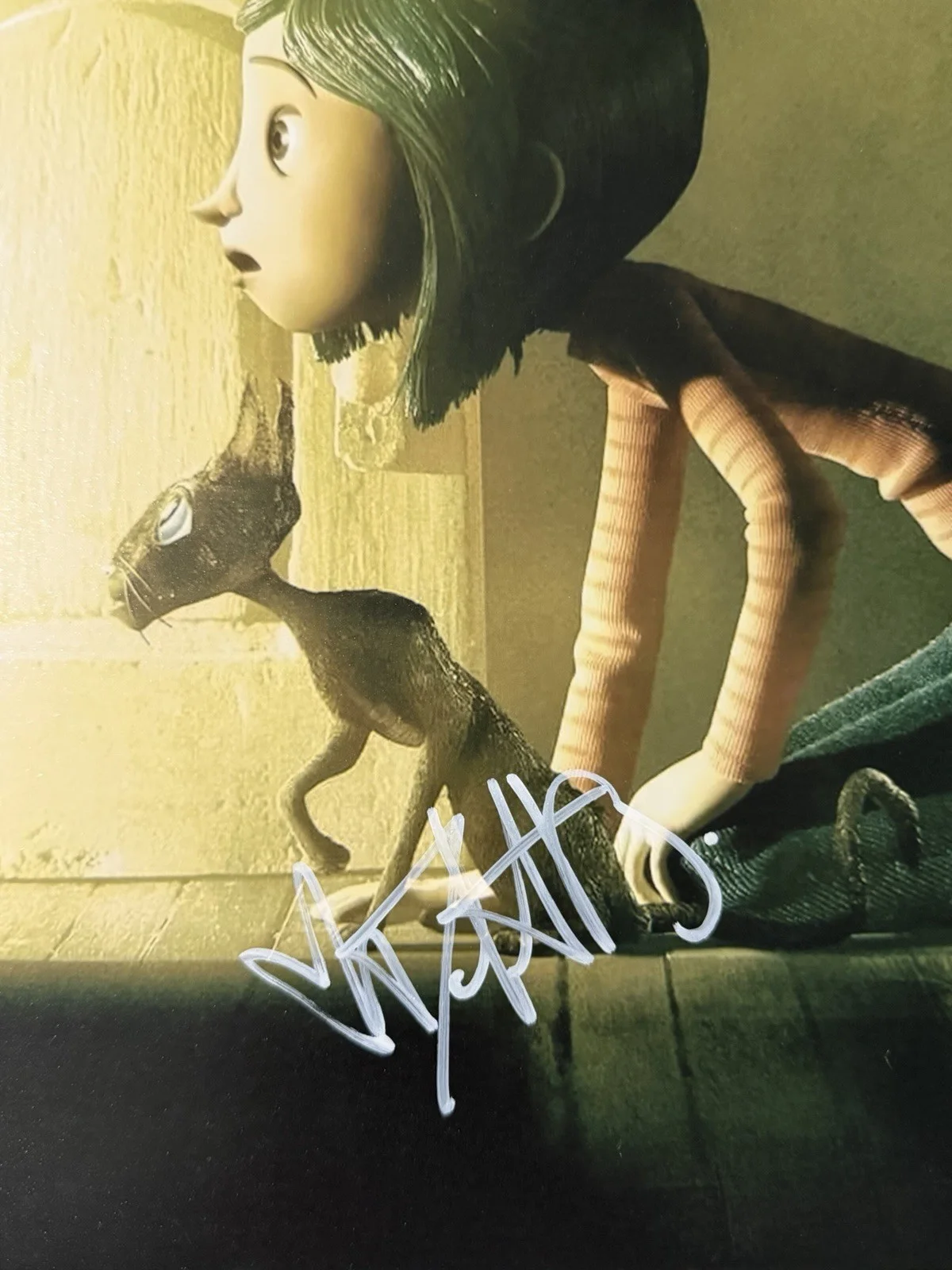 Dakota Fanning — DAKOTA FANNING “CORALINE’ SIGNED AUTOGRAPH 11x14 PHOTO BECKETT BT97944, изображение 2