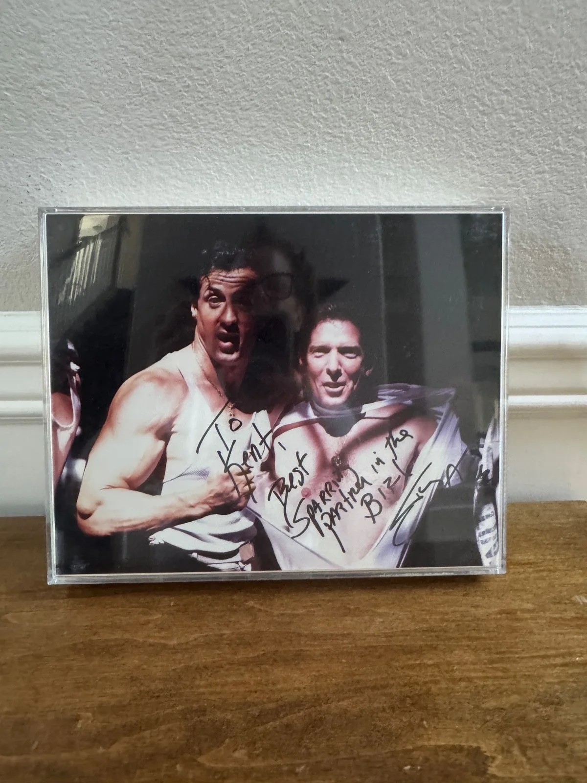 VTG SYLVESTER STALLONE SIGNED COLOR PHOTO ROCKY V PROP MASTER KENT JOHNSON, изображение 3