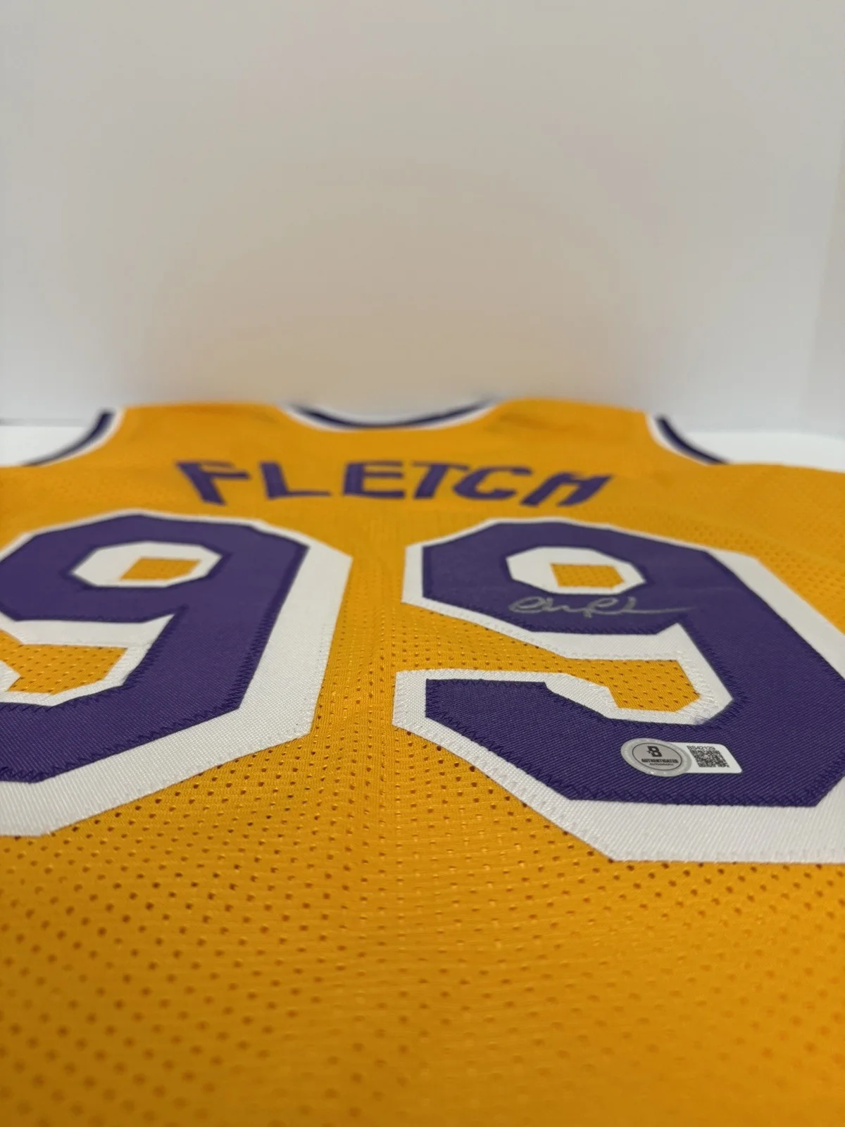 Chevy Chase — Chevy Chase signed L.A. Lakers basketball jersey. Beckett Certified, image 5