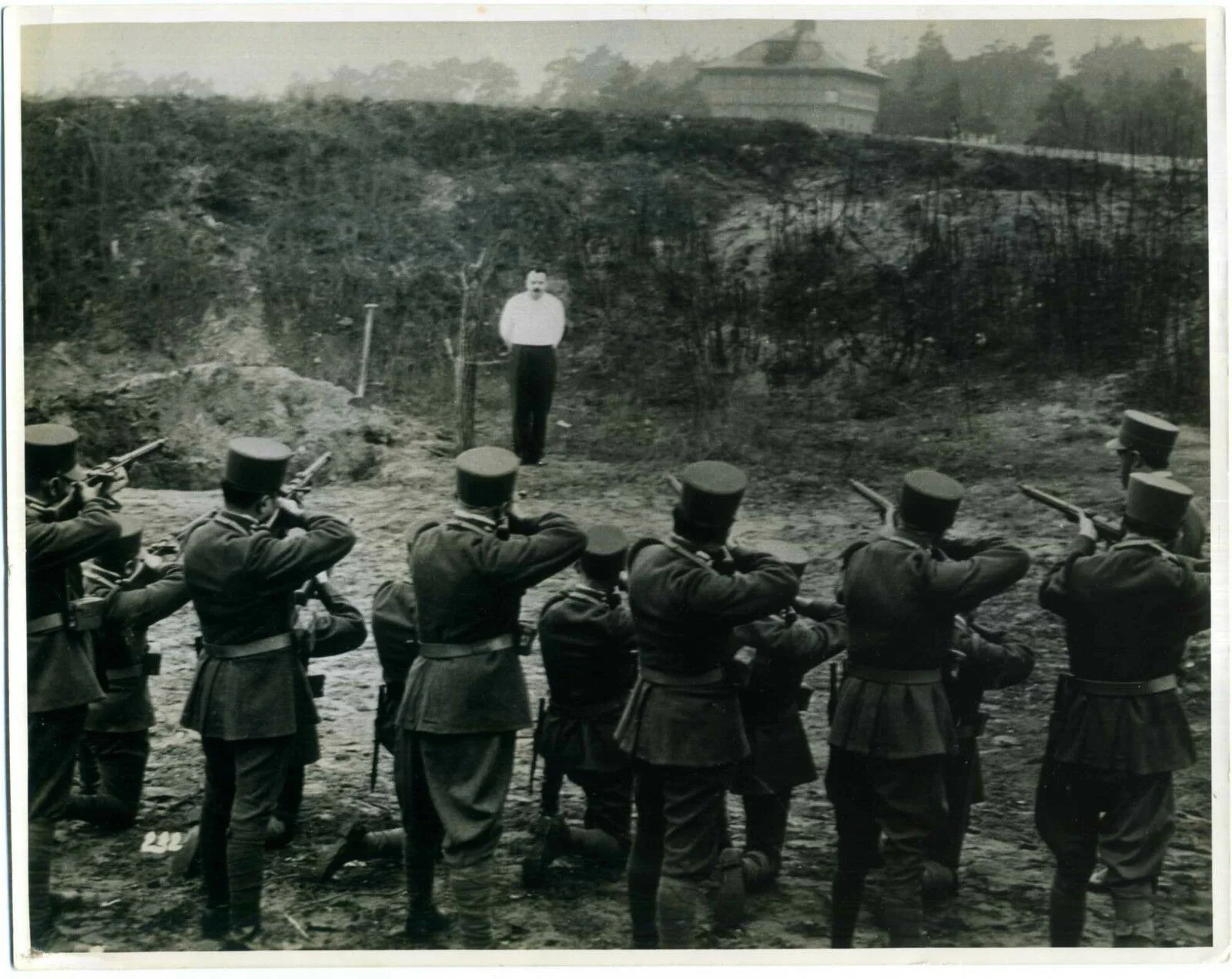 ON SECRET SERVICE 1933 Karl Ludwig Diehl BIPLANE Firing Squad 2 10x8 STILLS, изображение 2
