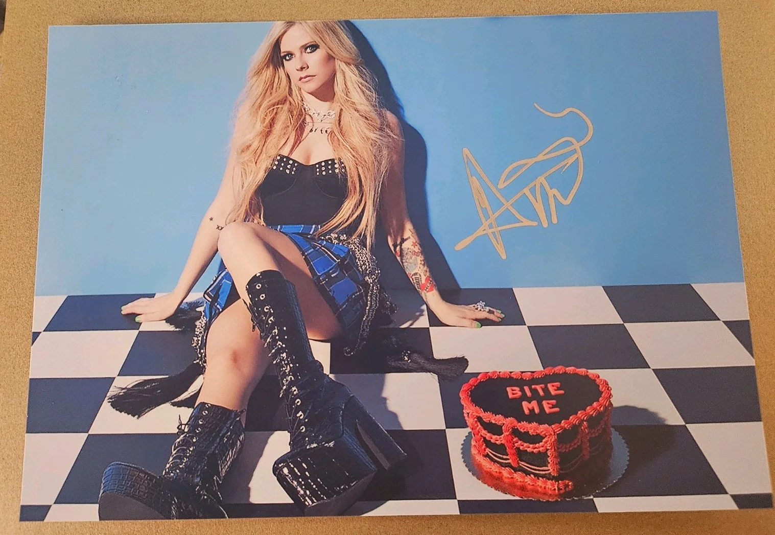 AVRIL LAVIGNE ORIGINAL AUTOGRAPH W/ COA ✔️ 12" x 8" 🎵 COOL PHOTO !, image 3
