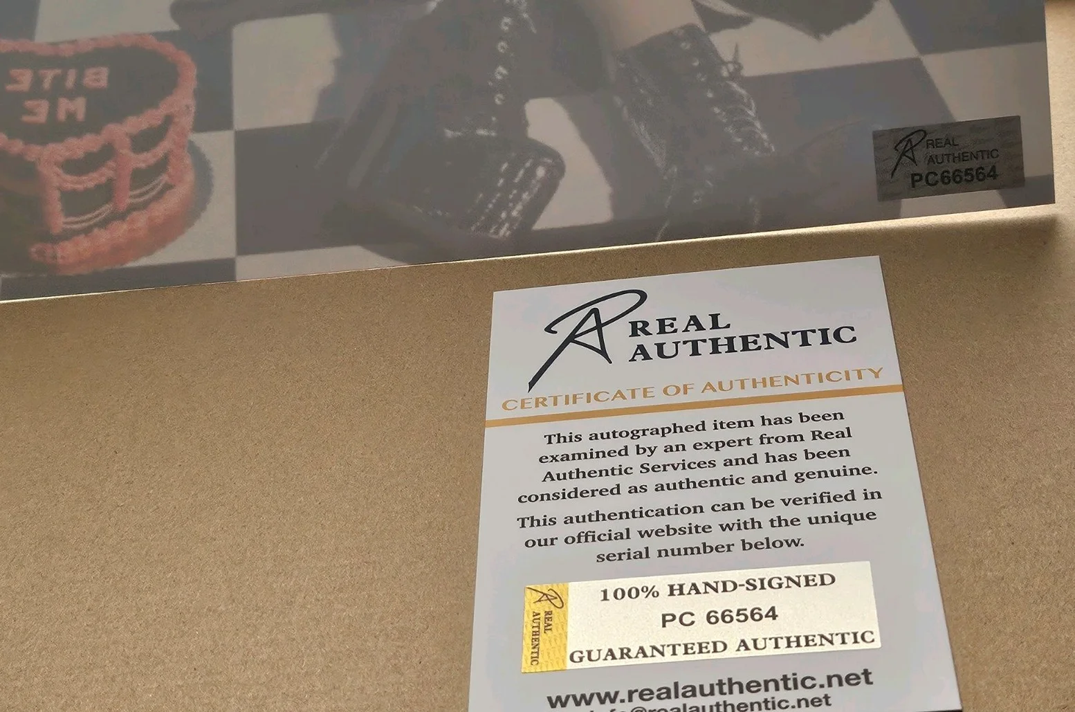 AVRIL LAVIGNE ORIGINAL AUTOGRAPH W/ COA ✔️ 12" x 8" 🎵 COOL PHOTO !, image 4