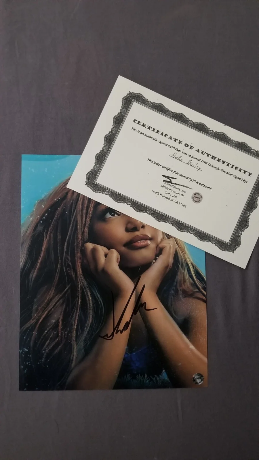 Halle Bailey — Halle Bailey Disney Little Mermaid Signed Autographed 8x10 photo - AUTO with COA, изображение 2