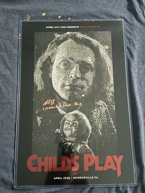 Brad Dourif — Brad Dourif Signed 11 x 17 poster CHUCKY Child's Play w XL shirt CON EXCLUSIVE, изображение 3