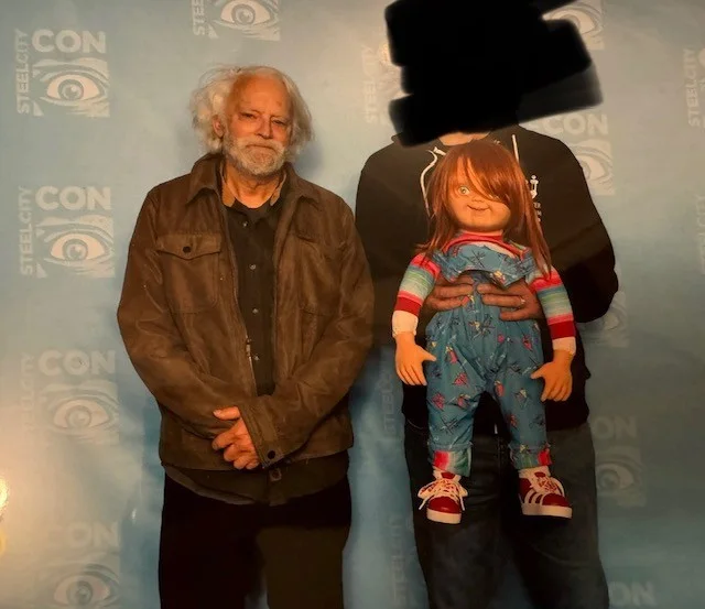 Brad Dourif — Brad Dourif Signed 11 x 17 poster CHUCKY Child's Play w XL shirt CON EXCLUSIVE, изображение 5