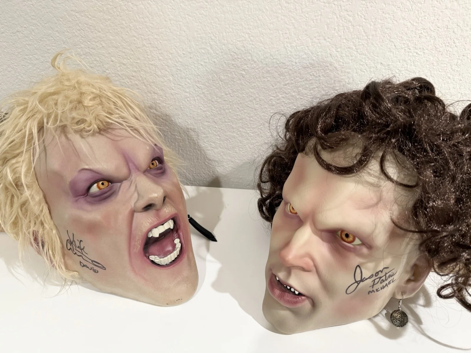Kiefer Sutherland — The Lost Boys Kiefer Sutherland & Jason Patric Signed Masks! w/JSA Cert!, image 2