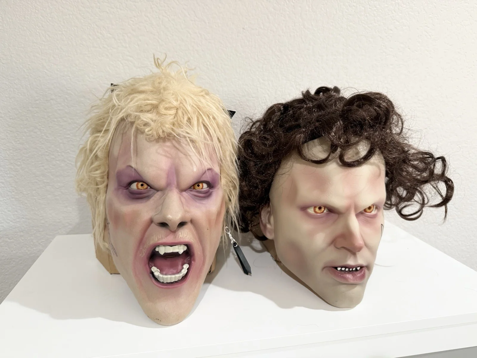 Kiefer Sutherland — The Lost Boys Kiefer Sutherland & Jason Patric Signed Masks! w/JSA Cert!, image 3