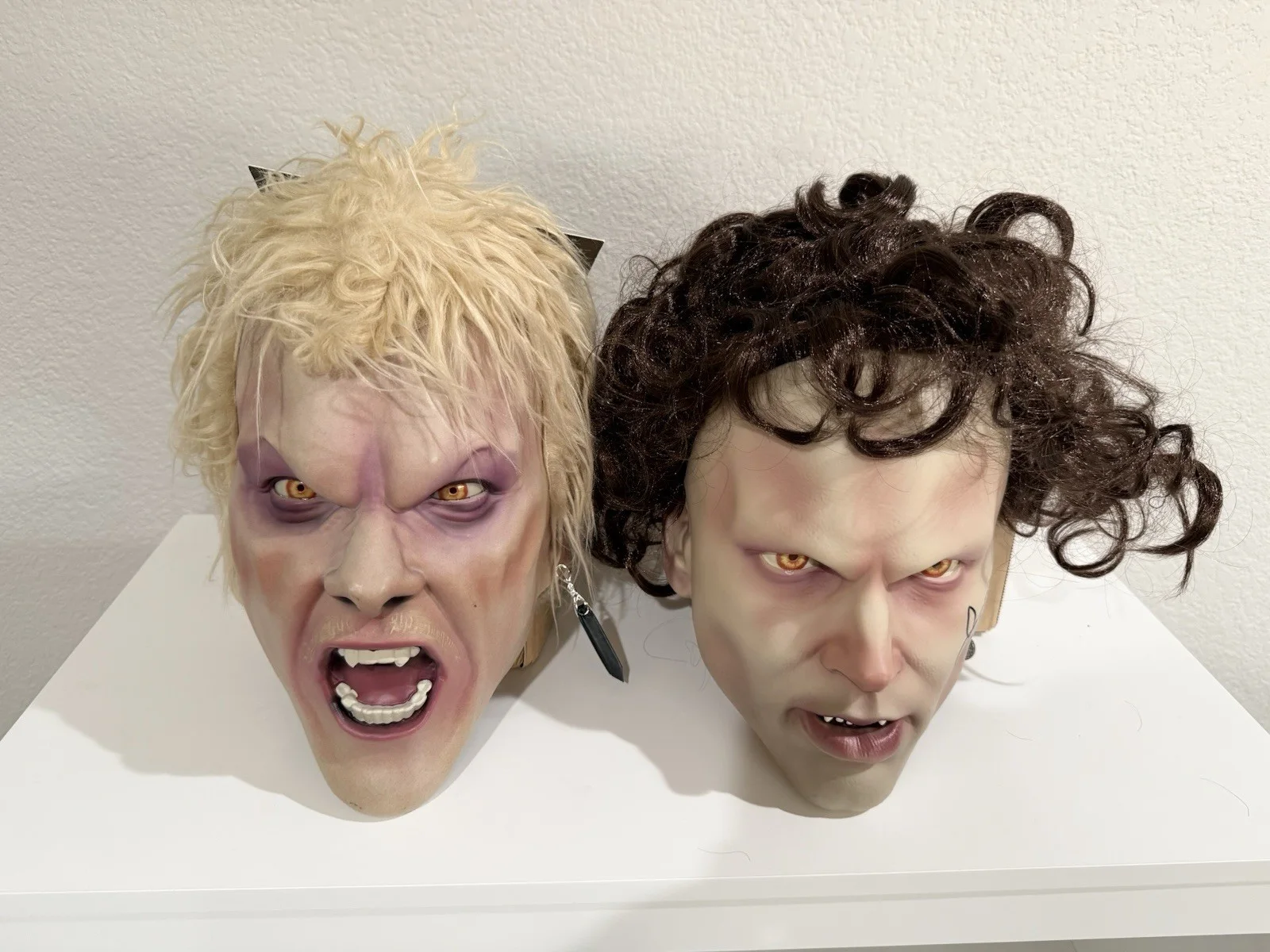 Kiefer Sutherland — The Lost Boys Kiefer Sutherland & Jason Patric Signed Masks! w/JSA Cert!, image 4