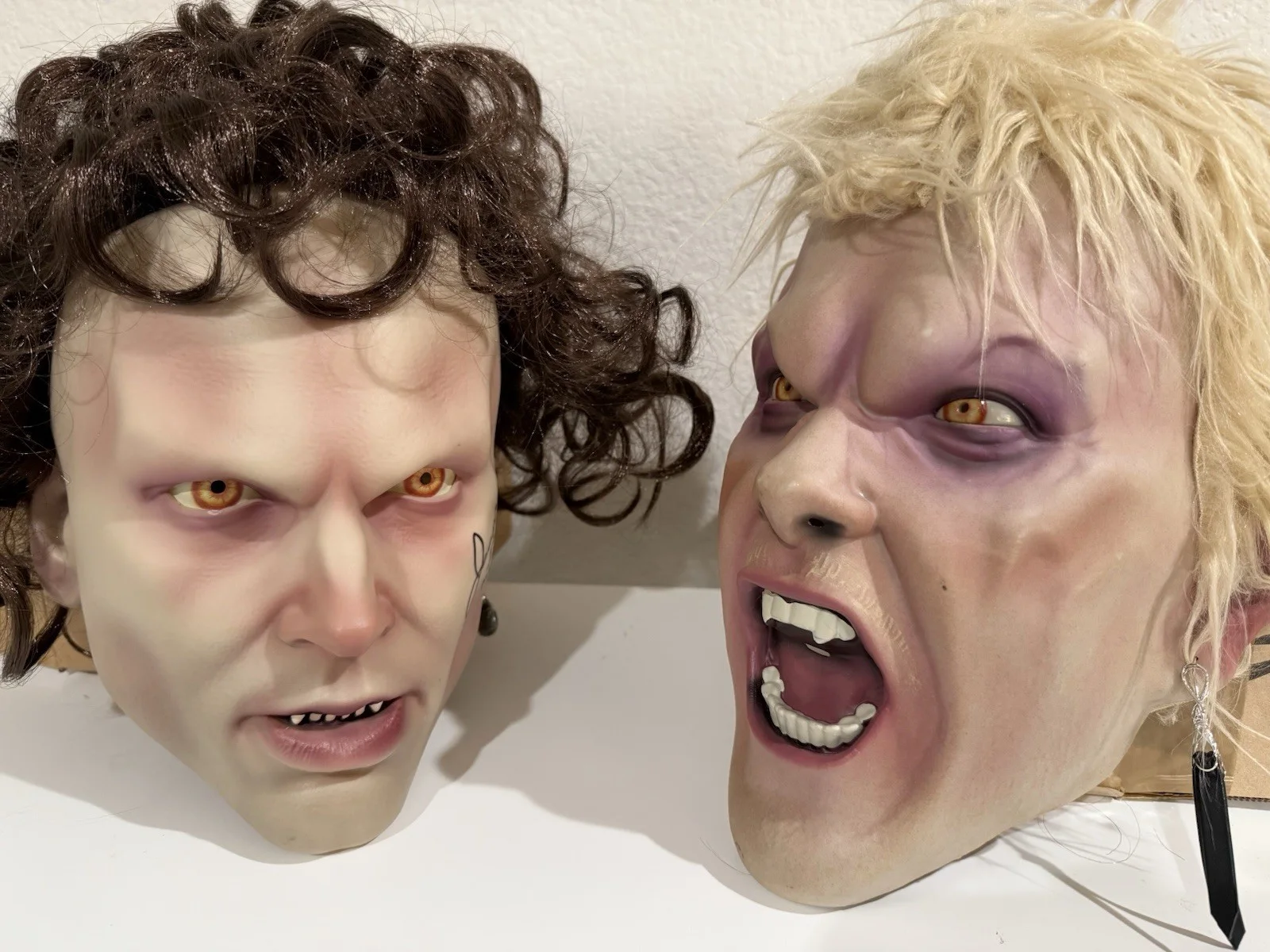 Kiefer Sutherland — The Lost Boys Kiefer Sutherland & Jason Patric Signed Masks! w/JSA Cert!, image 5