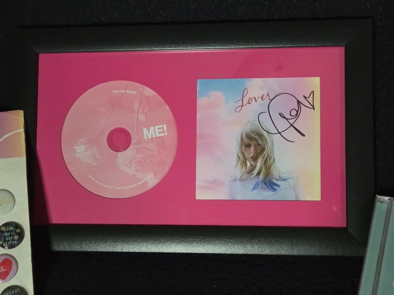 Signed w/ COA Taylor Swift Lover Album Book Framed w/ ME! CD Single & Pins, изображение 2