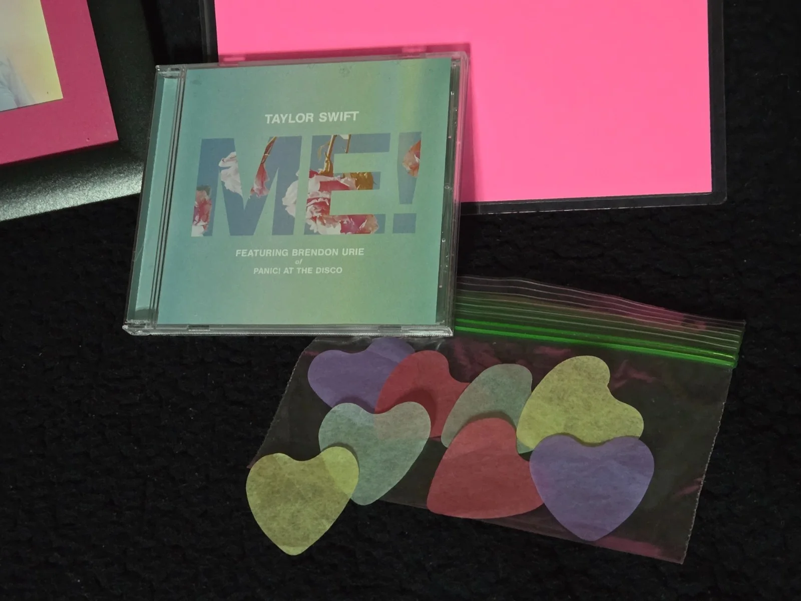 Signed w/ COA Taylor Swift Lover Album Book Framed w/ ME! CD Single & Pins, изображение 4
