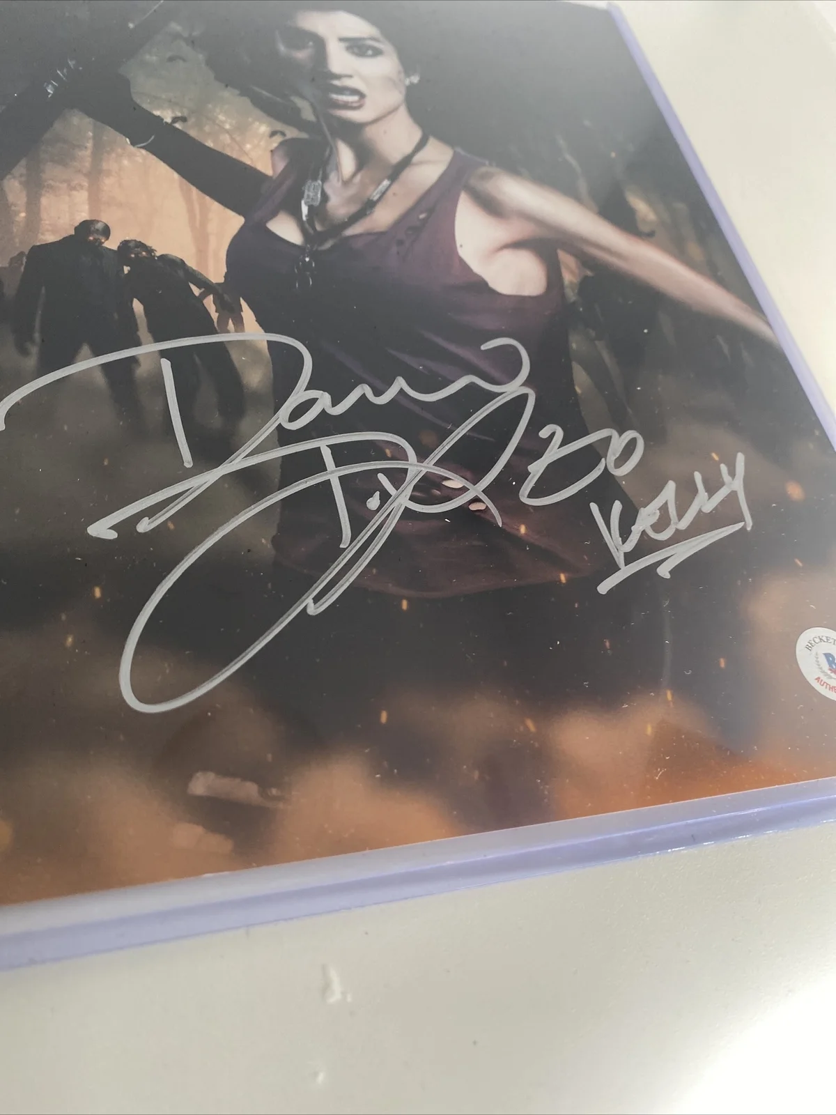 Dana DeLorenzo — Ash vs Evil Dead Bam Horror Box 8x10 signed Dana DeLorenzo as Kelly Maxwell BGS, изображение 2