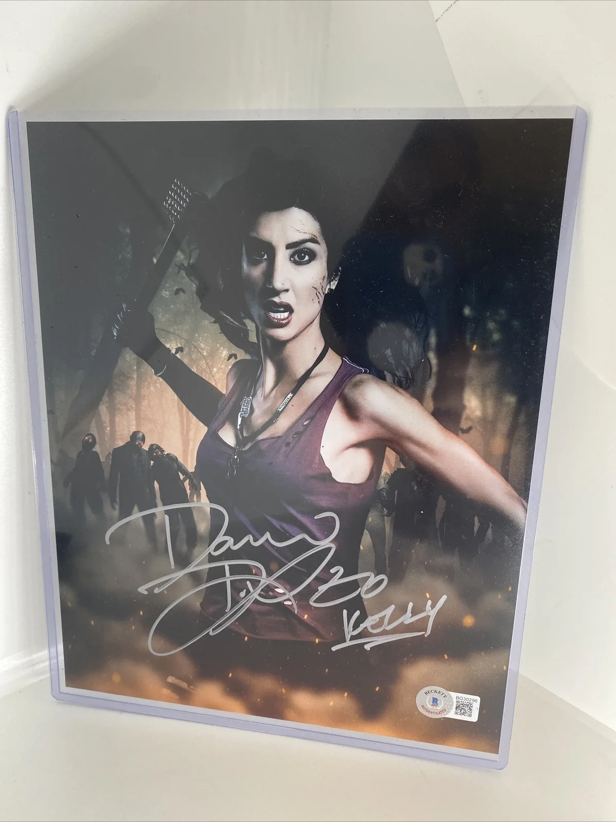 Dana DeLorenzo — Ash vs Evil Dead Bam Horror Box 8x10 signed Dana DeLorenzo as Kelly Maxwell BGS, изображение 3