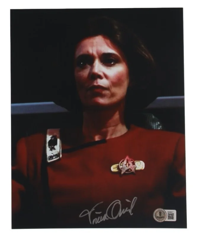 TRICIA O'NEIL — TRICIA O'NEIL Signed Star Trek The Next Generation 8x10 Photo (Beckett)
