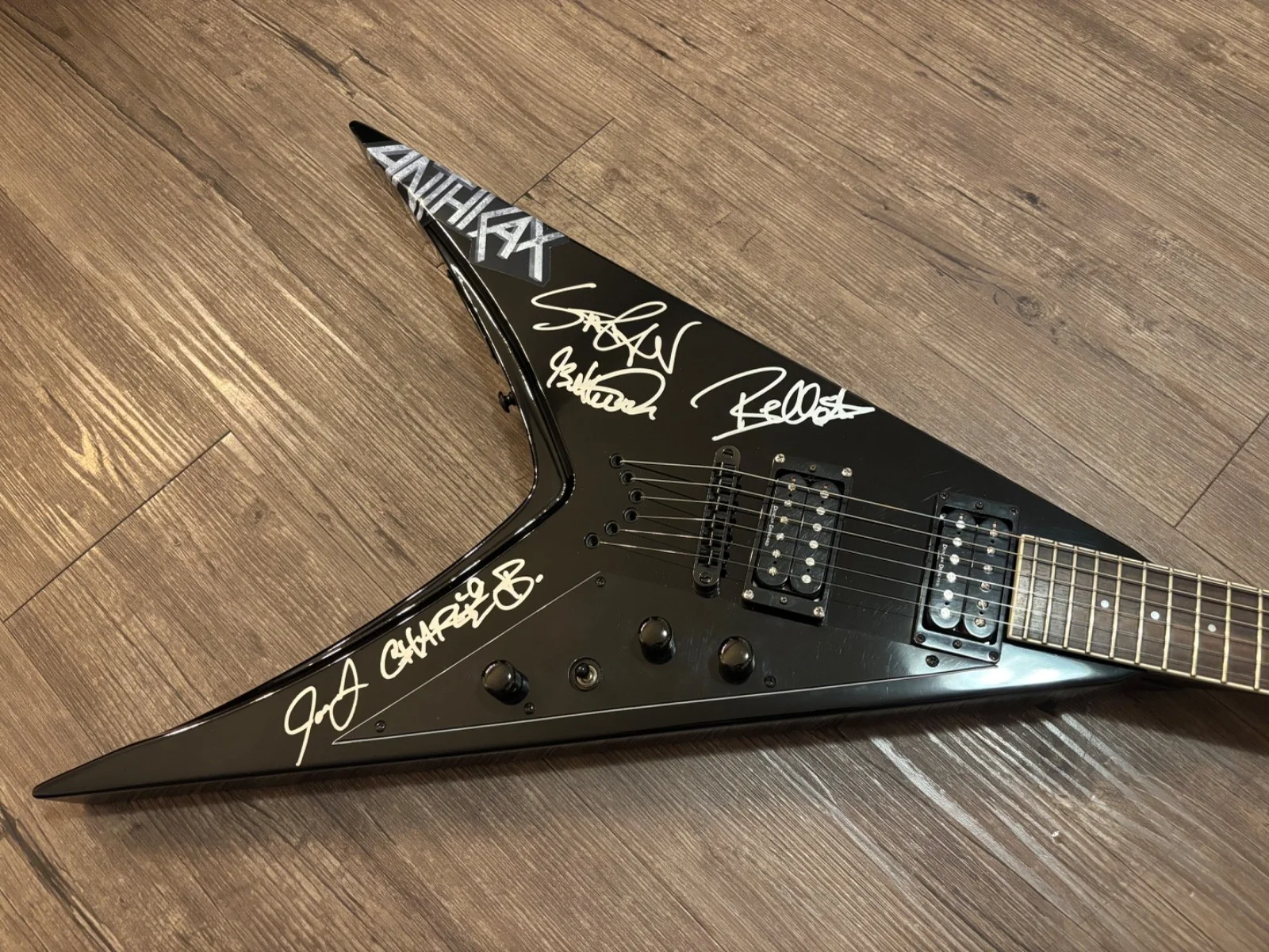 ANTHRAX SIGNED AUTOGRAPHED GUITAR FLYING V LTD X5 SCOTT IAN JOEY FRANK CHARLIE, изображение 2