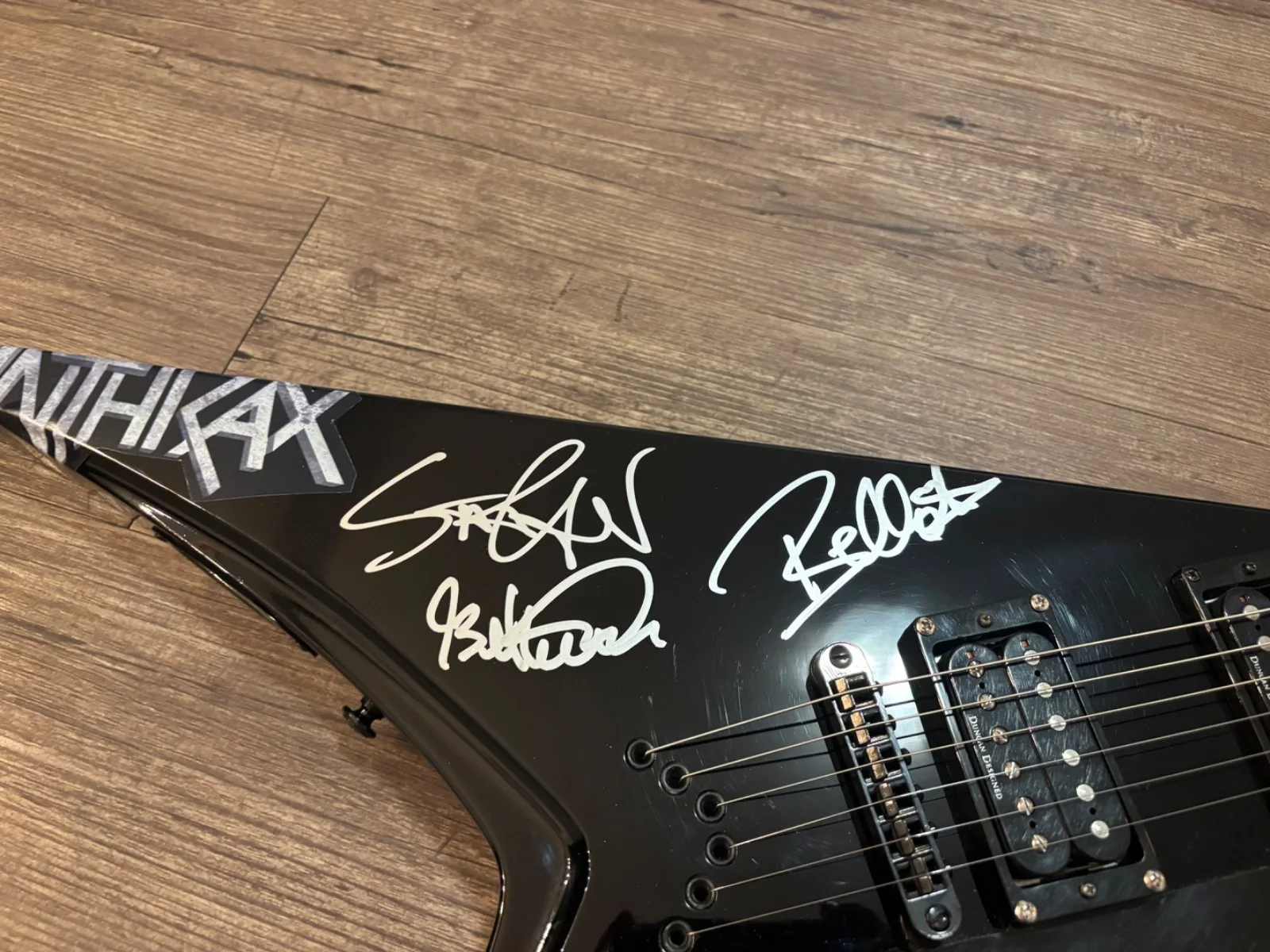 ANTHRAX SIGNED AUTOGRAPHED GUITAR FLYING V LTD X5 SCOTT IAN JOEY FRANK CHARLIE, изображение 3