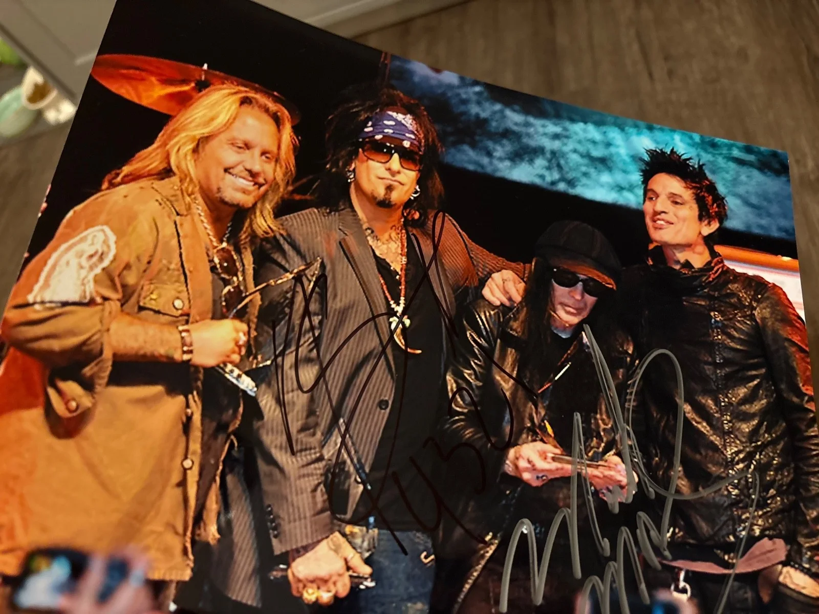 MOTLEY CRUE SIGNED AUTOGRAPHED 8X10 PHOTO NIKKI SIXX & MICK MARS W/ INSCRIPTION, изображение 3