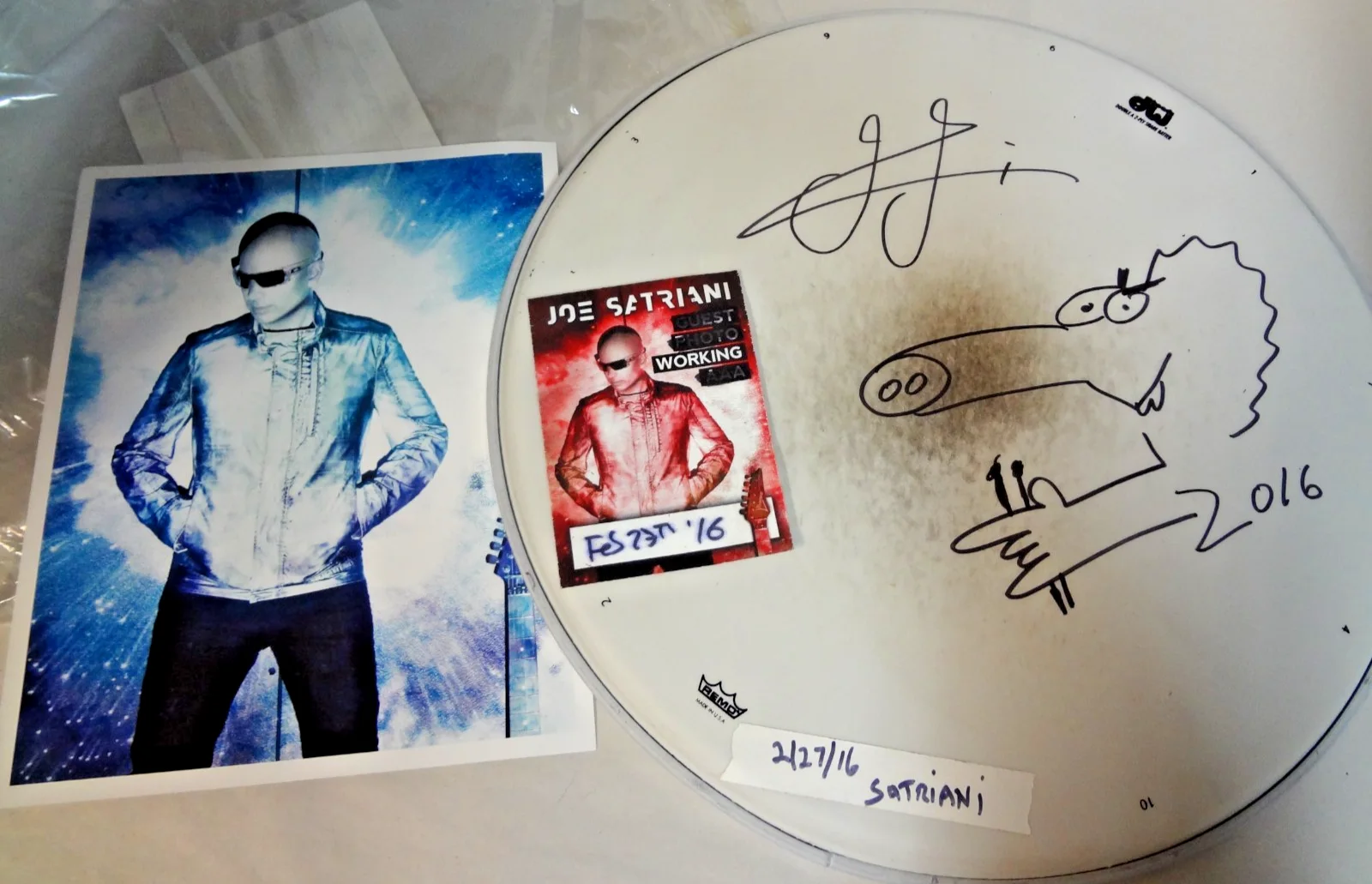 Joe Satrianni autographed drum head, 8x10 picture and back stage pass. 2/27/16, изображение 2