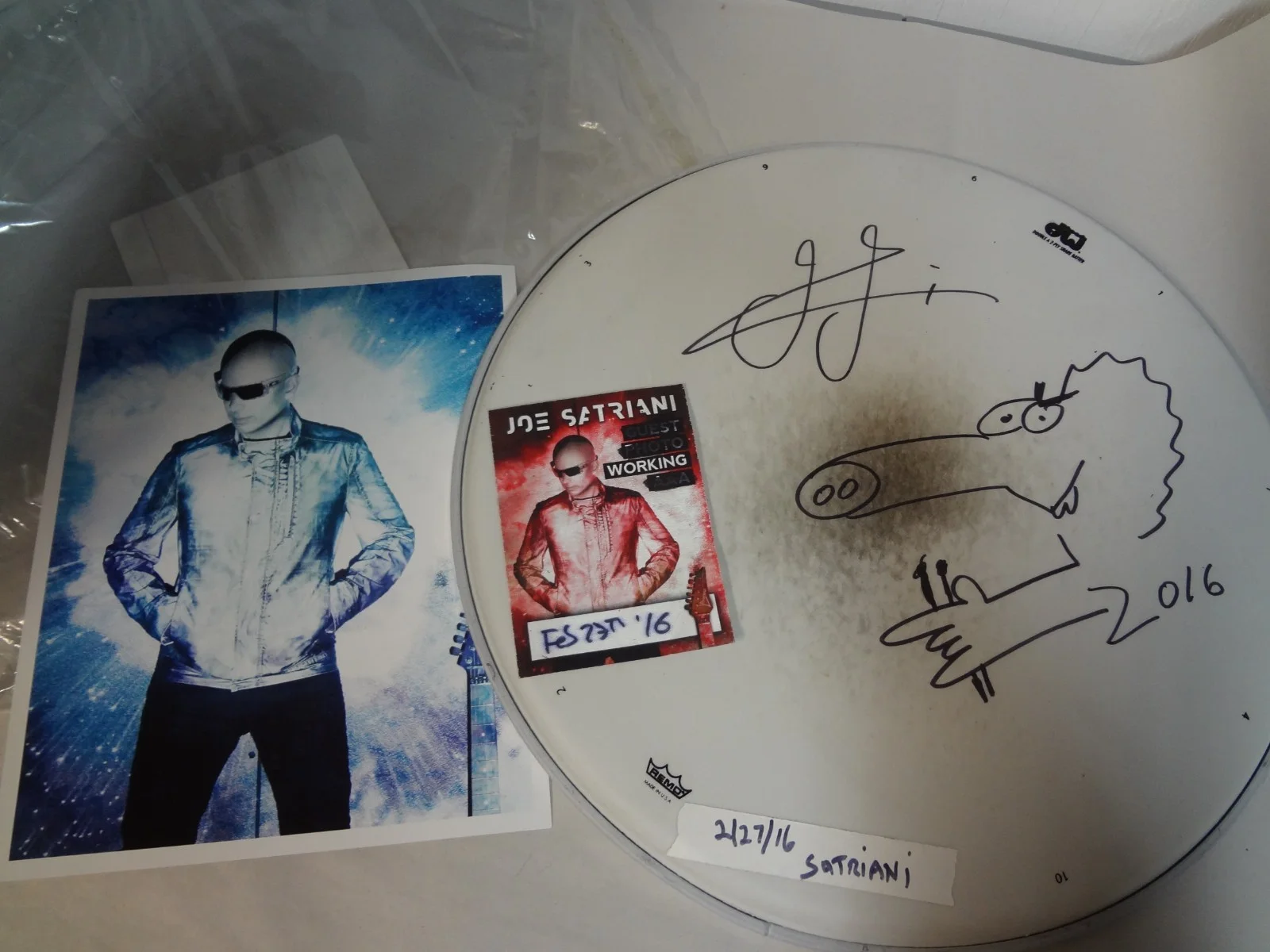 Joe Satrianni autographed drum head, 8x10 picture and back stage pass. 2/27/16, изображение 3
