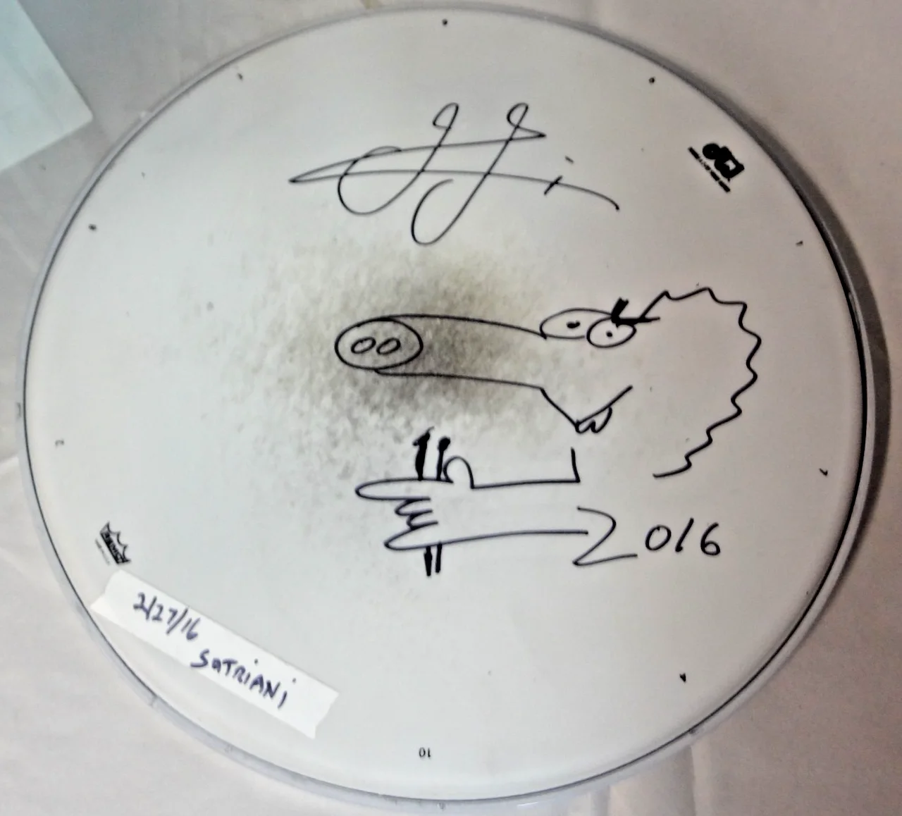 Joe Satrianni autographed drum head, 8x10 picture and back stage pass. 2/27/16, изображение 4