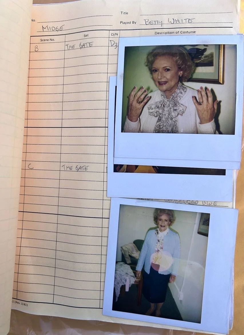 Betty White Golden Girls Friday Script With Polaroids Of Betty White And cast, изображение 2