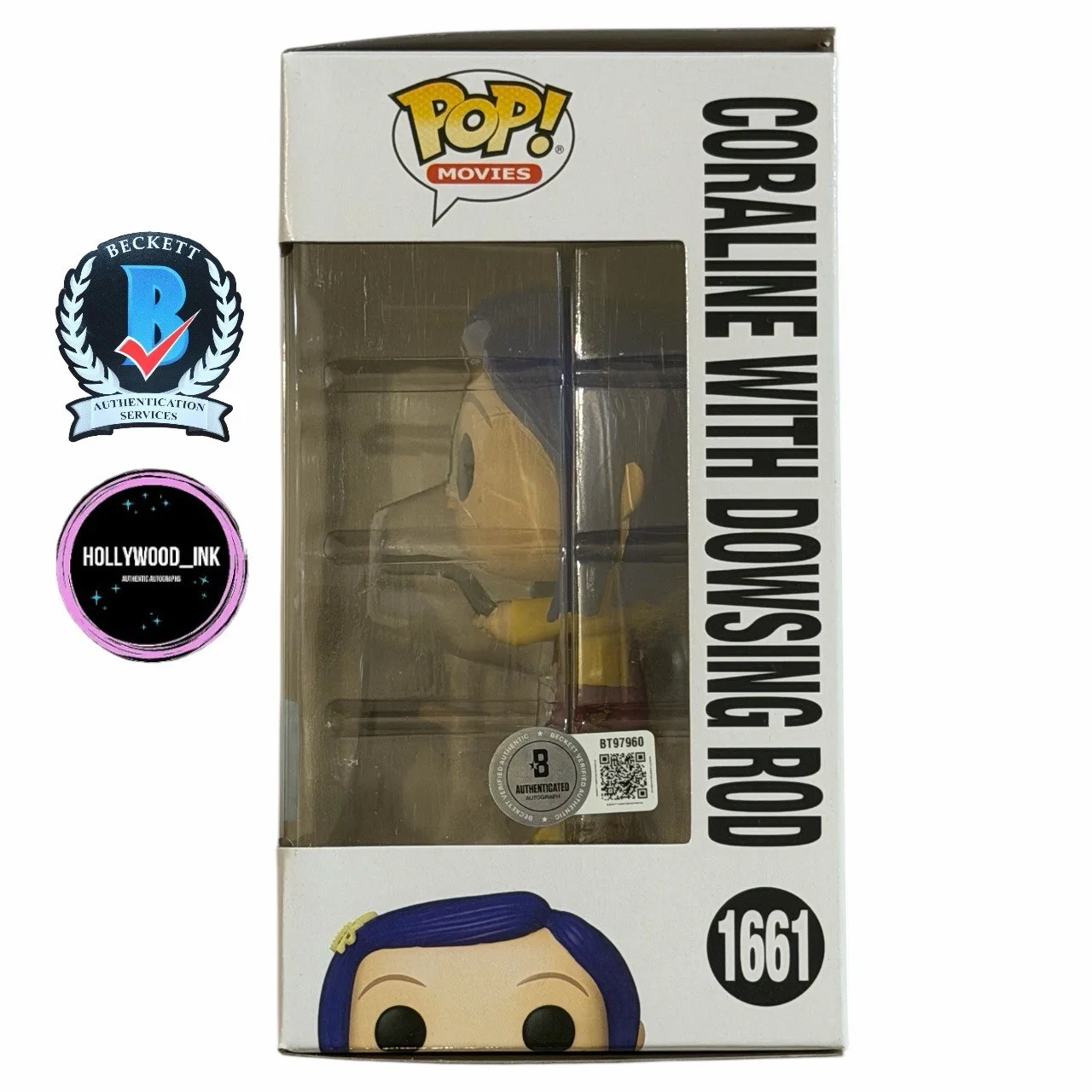 Dakota Fanning — DAKOTA FANNING SIGNED CORALINE WITH DOWSING ROD FUNKO EXCLUSIVE W/PROOF+BECKETT, изображение 2