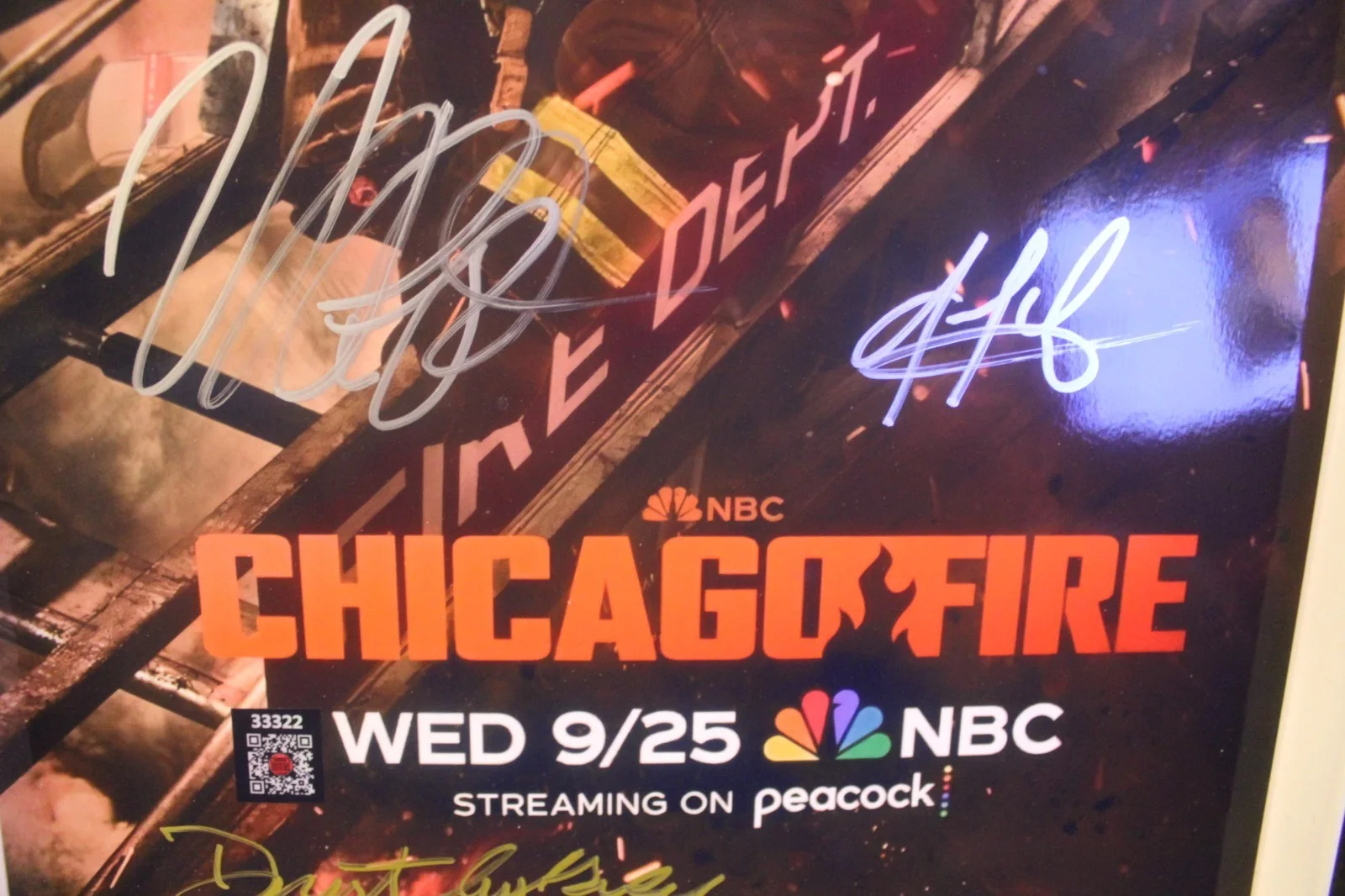 Dermot Mulroney Taylor Kinney Joe Minoso Christian Stolte Jake Lo — 11x17 - Autographed Poster - Chicago Fire - Dermot Mulroney Taylor Kinney + COA., изображение 2