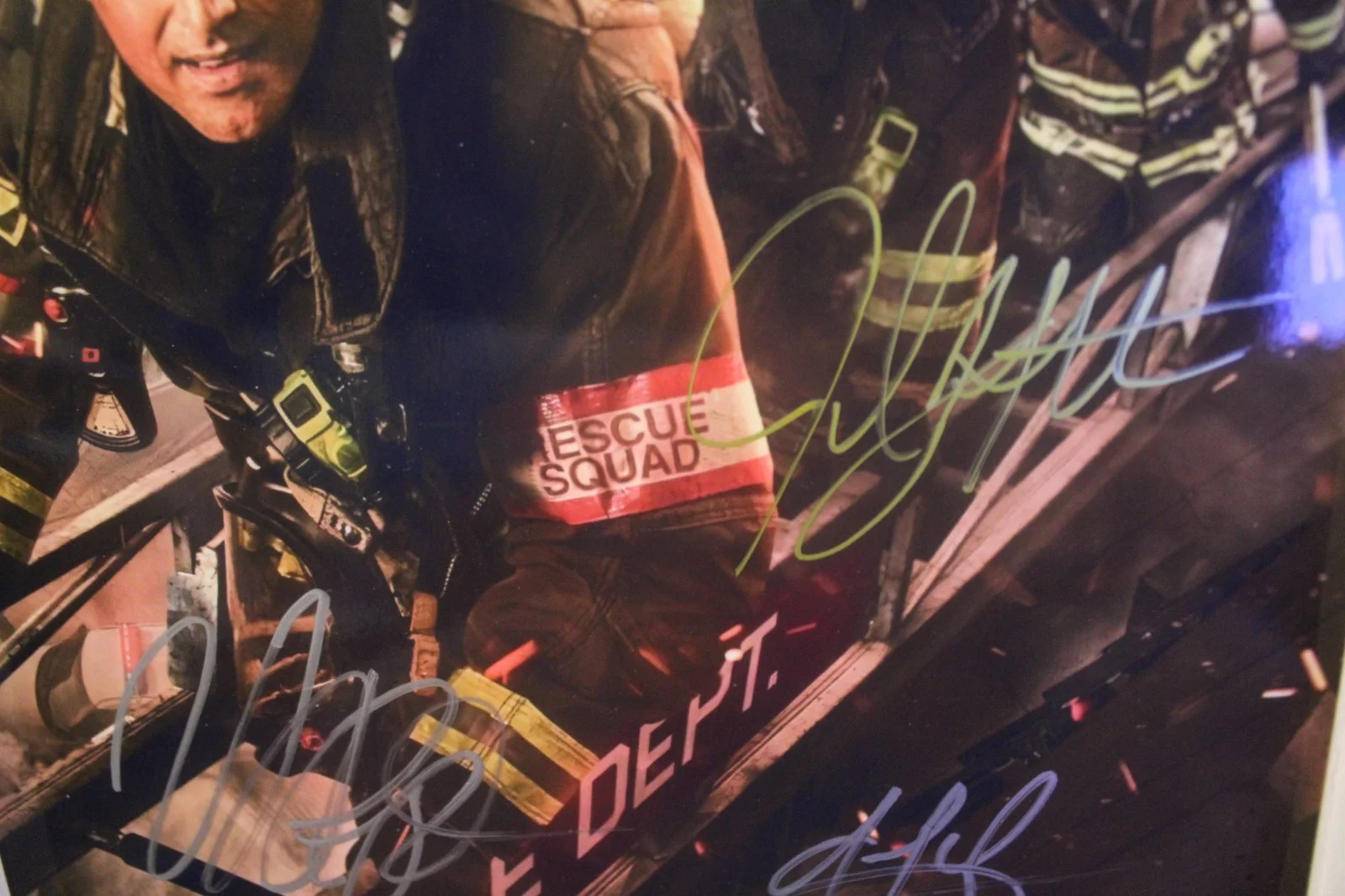 Dermot Mulroney Taylor Kinney Joe Minoso Christian Stolte Jake Lo — 11x17 - Autographed Poster - Chicago Fire - Dermot Mulroney Taylor Kinney + COA., изображение 3