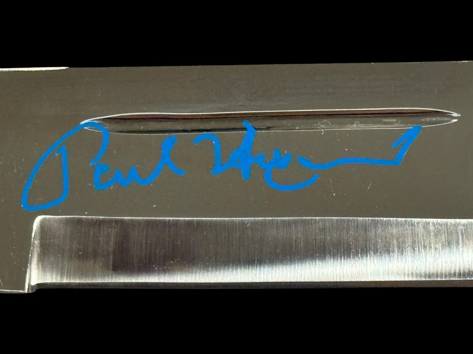 Paul Hogan — RARE PAUL HOGAN SIGNED CROCODILE DUNDEE KNIFE AUTOGRAPH BECKETT BQ95565 + PROOF, image 2