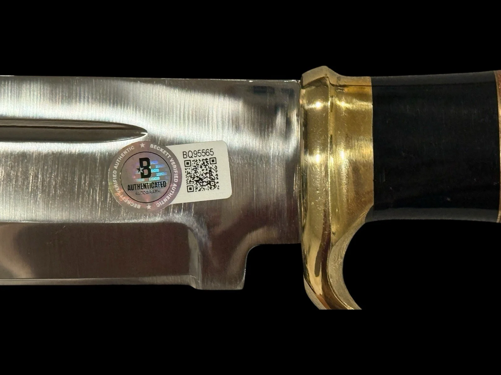 Paul Hogan — RARE PAUL HOGAN SIGNED CROCODILE DUNDEE KNIFE AUTOGRAPH BECKETT BQ95565 + PROOF, image 4