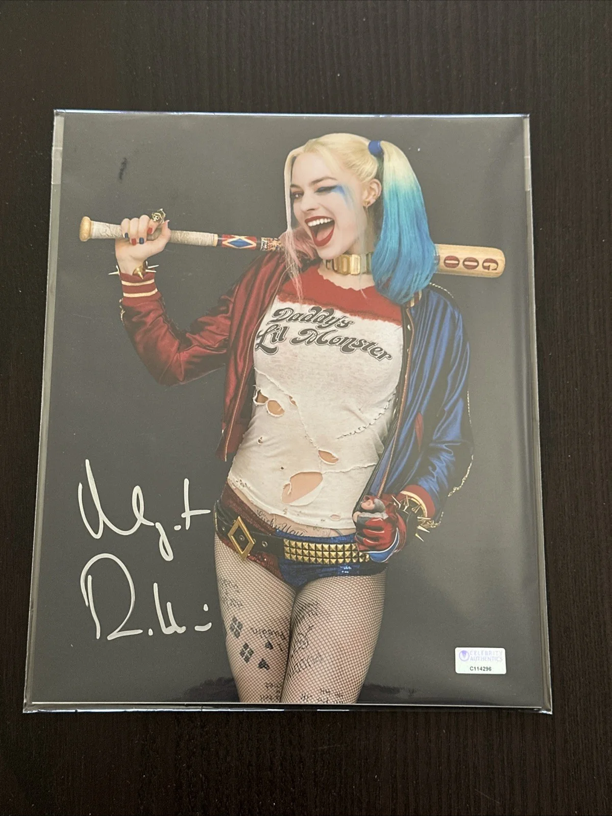 Margot Robbie — Margot Robbie Autographed Suicide Squad Harley Quinn 8x10 Studio Photo