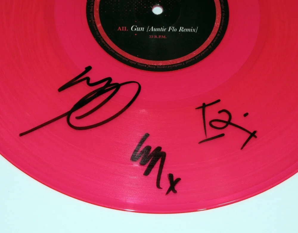 CHVRCHES - LAUREN MAYBERRY, IAIN COOK, MARTIN DOHERTY — CHVRCHES All 3 signed "GUN" Pink Vinyl Record b Lauren Mayberry JSA COA Rare, image 5