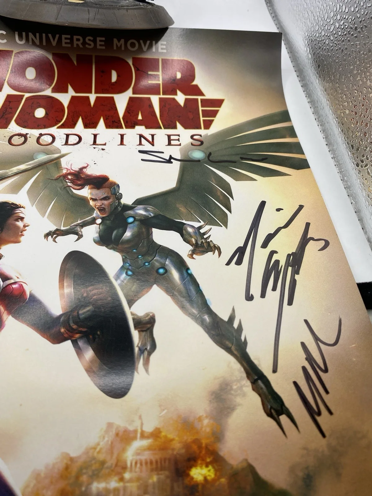 Rosario Dawson — WONDER WOMAN BLOODLINES Poster signed by Cast Rosario Dawson NYCC Exclusive Auto, изображение 3