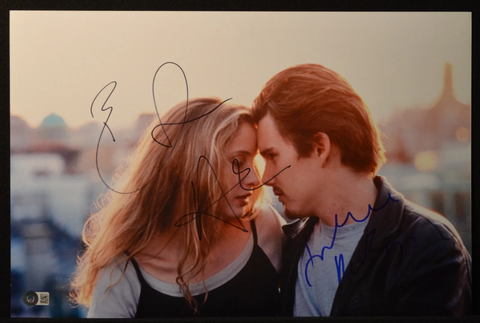Ethan Hawke and Julie Delpy — ETHAN HAWKE JULIE DELPY SIGNED 12x18" PHOTO BEFORE SUNRISE BAS BECKETT COA
