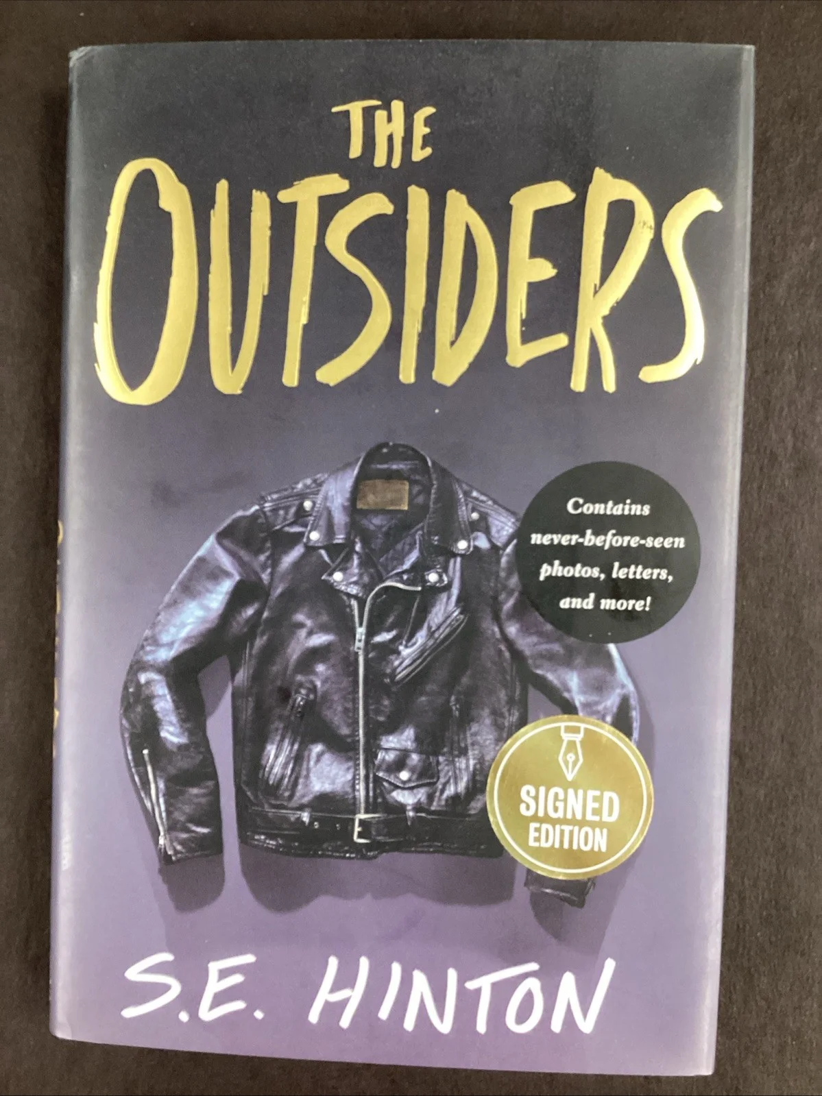 S.E. Hinton — SE Hinton Signed Book The Outsiders HCB Anniversary Edition Writer Autograph JSA, изображение 3