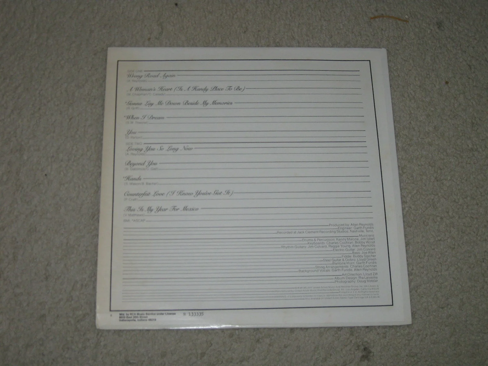 CRYSTAL GAYLE SIGNED ALBUM, image 2