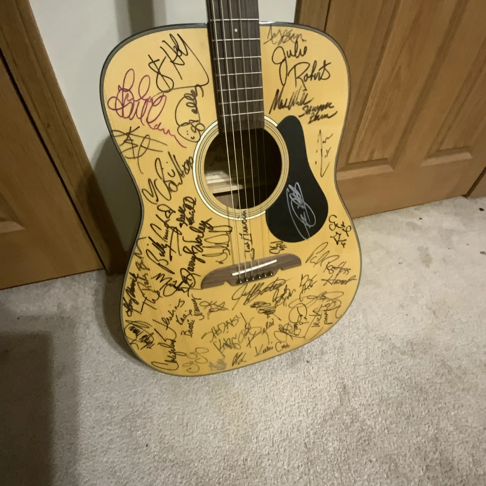 Original Autographed Acoustic Guitar with 50 Signatures Country Music Artists, изображение 2