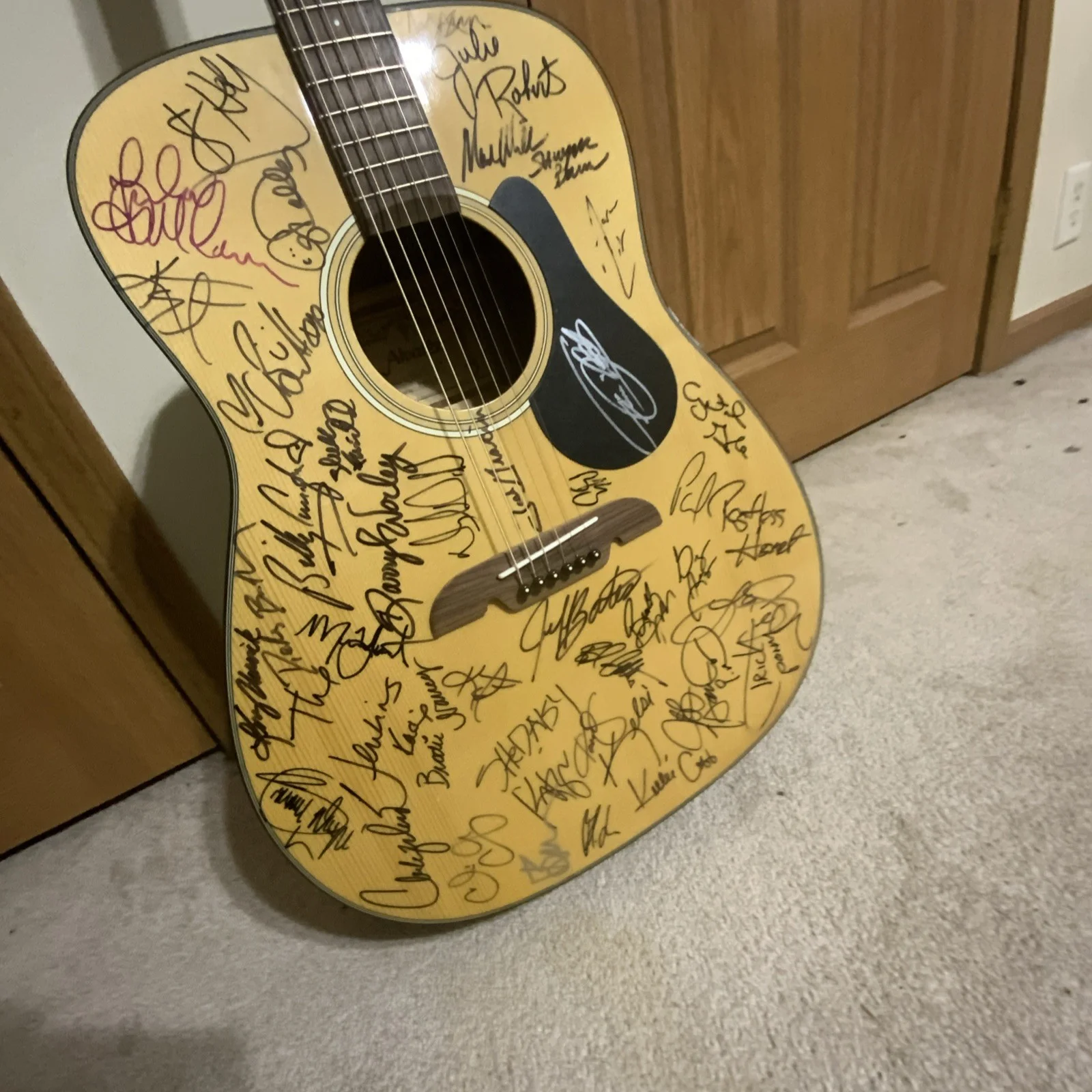 Original Autographed Acoustic Guitar with 50 Signatures Country Music Artists, изображение 3