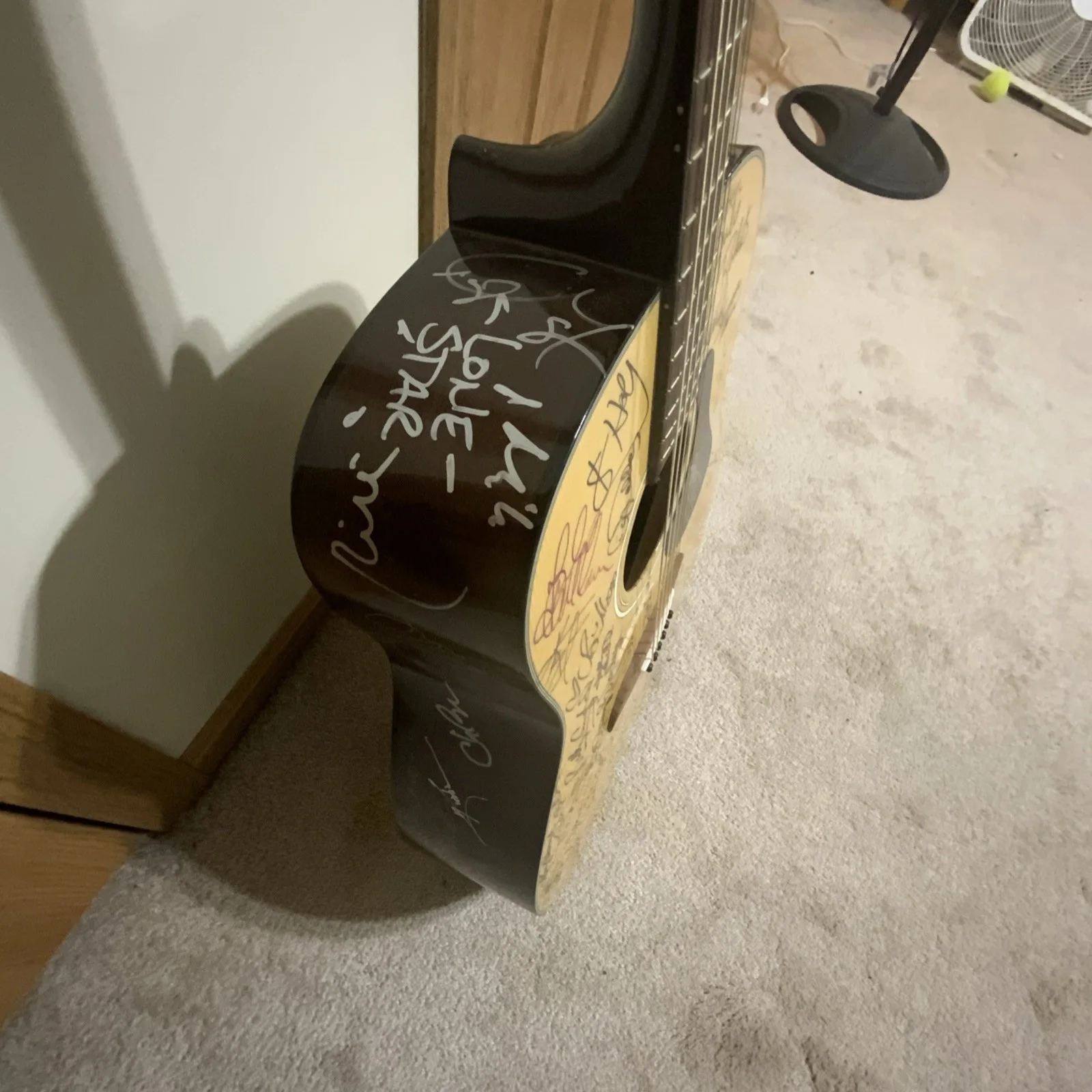Original Autographed Acoustic Guitar with 50 Signatures Country Music Artists, изображение 4