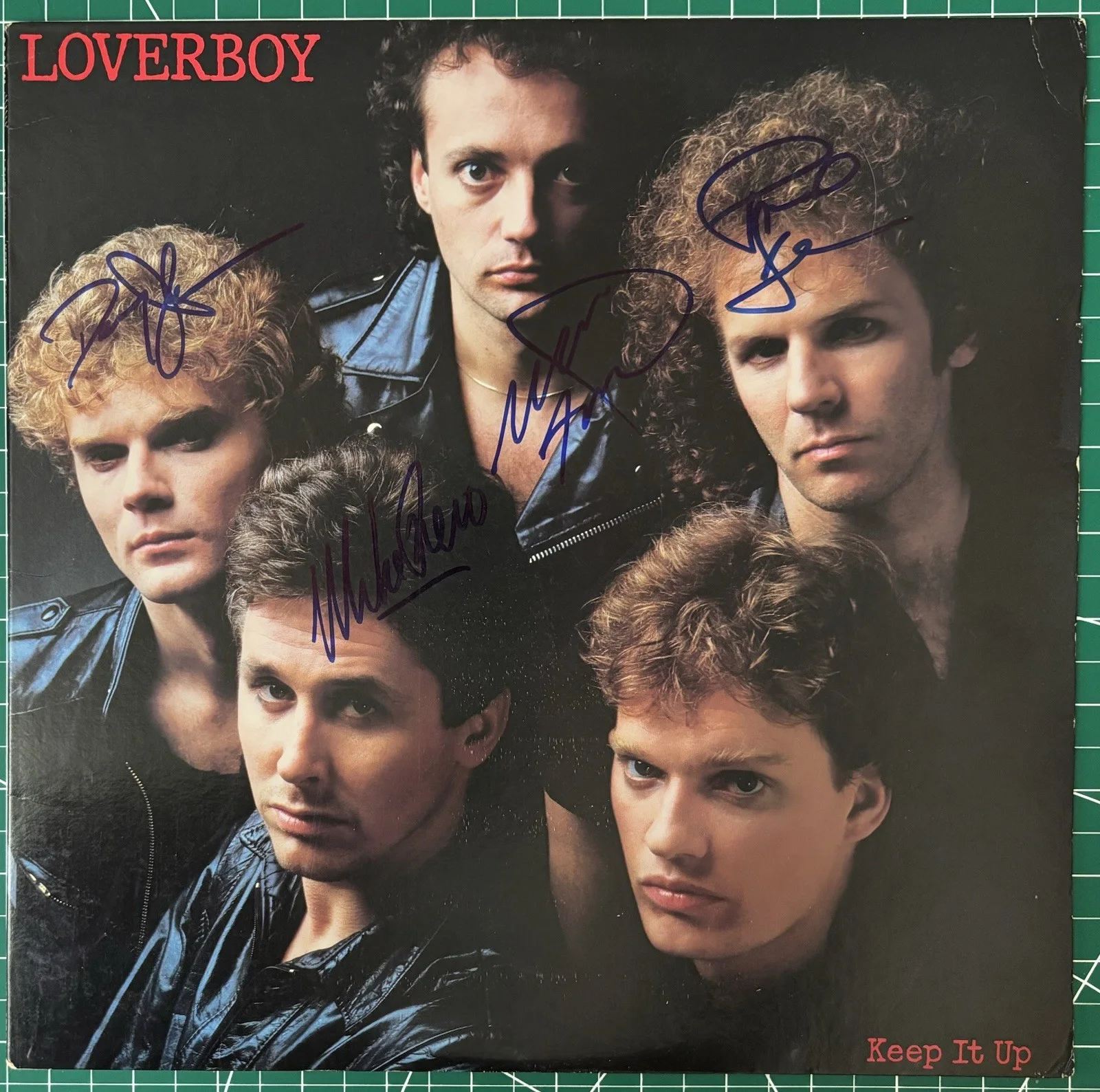 MIKE RENO, PAUL DEAN, DOUG JOHNSON, MATTHEW FRENETTE — LOVERBOY ALL 4 MEMBERS HAND SIGNED ALBUM COVER WITH VINYL 'KEEP IT UP", изображение 2