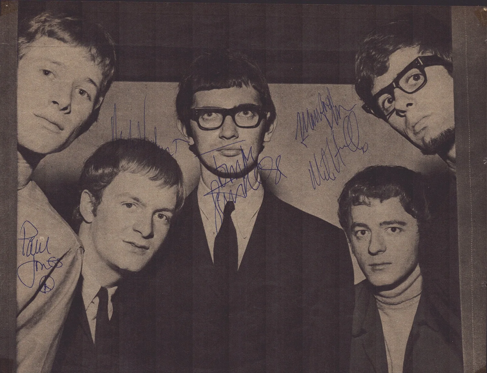 Manfred Mann, Tom Mcguiness, Manfred Mann, Mike Hugg — MANFRED MANN - MAGAZINE PHOTOGRAPH SIGNED WITH CO-SIGNERS