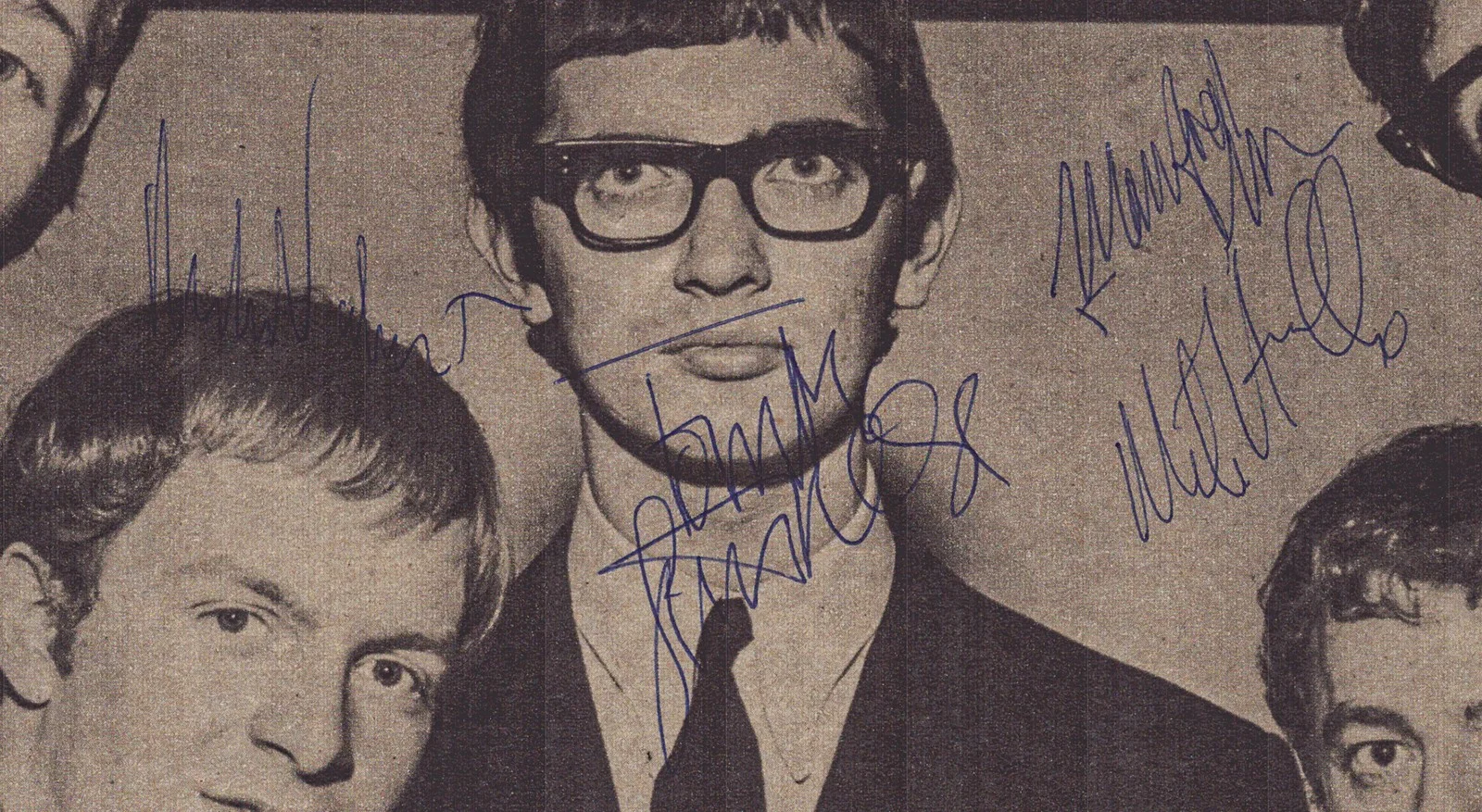 Manfred Mann, Tom Mcguiness, Mike Hugg — MANFRED MANN - MAGAZINE PHOTOGRAPH SIGNED WITH CO-SIGNERS, изображение 2