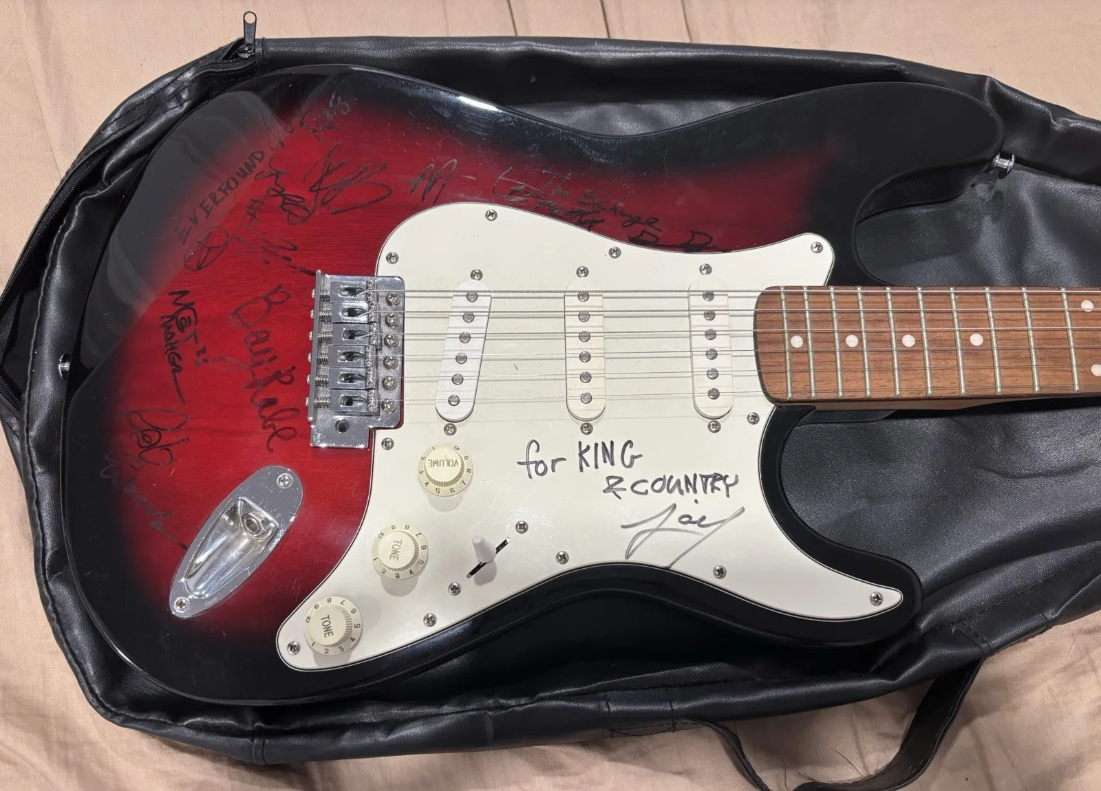 Red Electric Guitar Signed by for KING & COUNTRY, CHRIS TOMLINSON & Others, изображение 2
