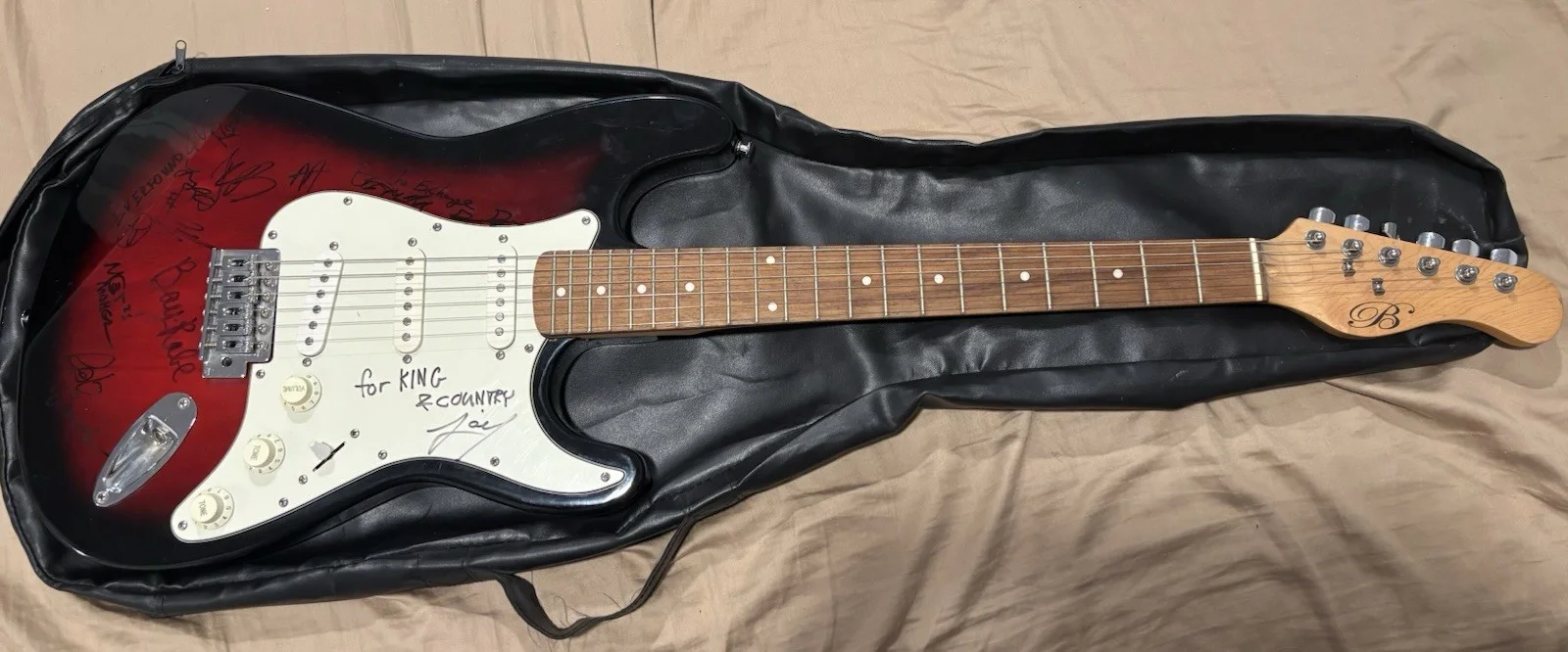 Red Electric Guitar Signed by for KING & COUNTRY, CHRIS TOMLINSON & Others, изображение 3