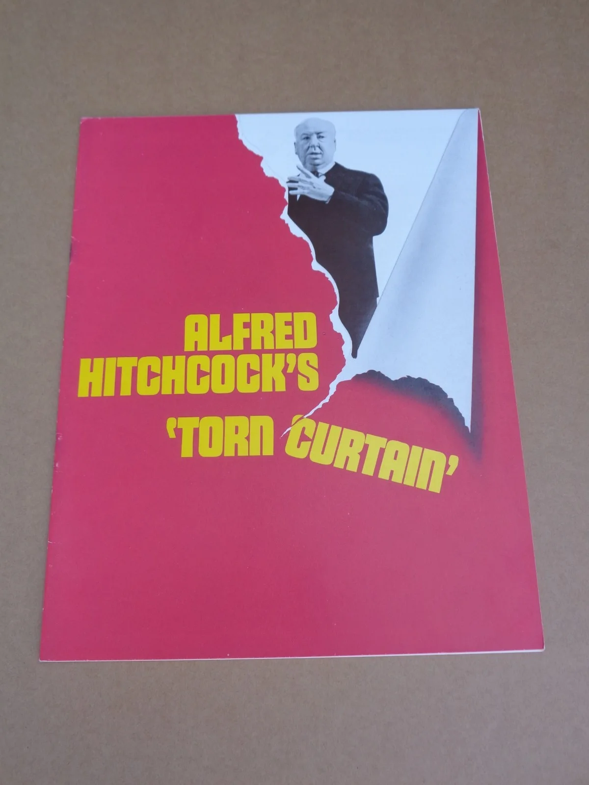 Alfred Hitchcock's - Torn Curtain - 1966 UK Film Campaign Book + Press Release, изображение 2