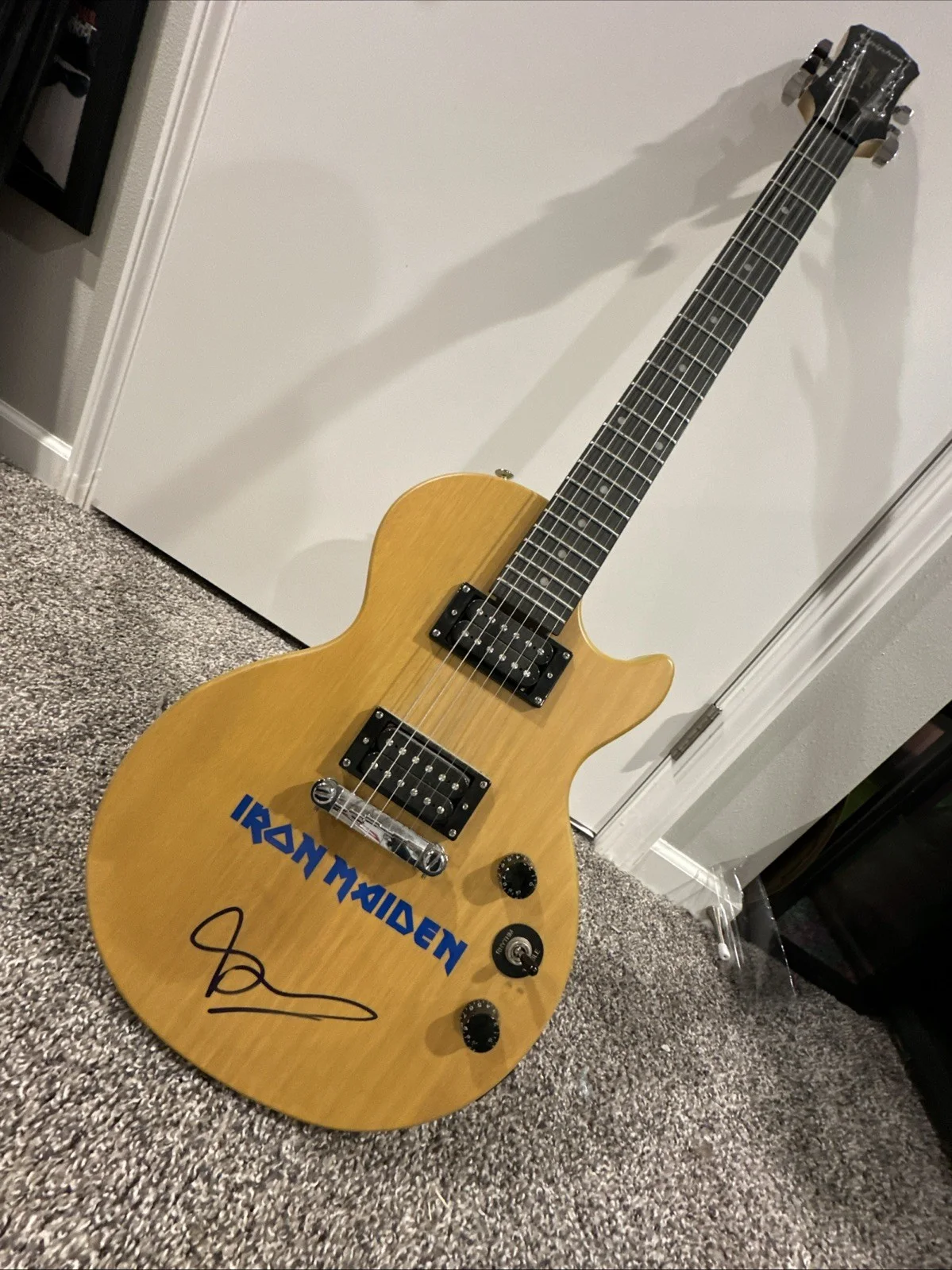Bruce Dickinson Signed Guitar. Iron Maiden, image 2